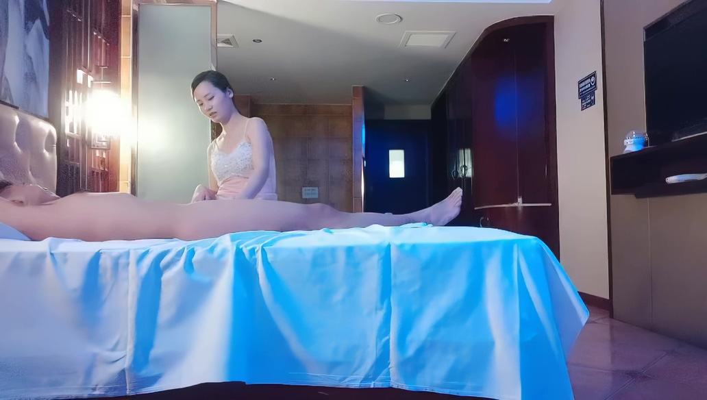 【AI高清2K修復】山雞歲月極品美臀女技師，長相甜美按摩調情，脫下黑絲手指摸穴，翹起雙腿舔逼，翹屁股後入套子掉了內射