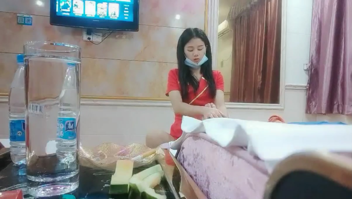 山雞優選探花足療洗浴撩妹酒店開房啪啪瘦小年輕村姑技師被不戴套強行內射
