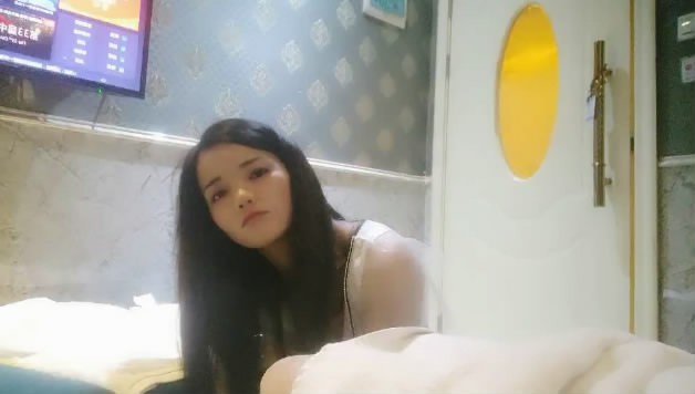 翻車王偉哥今晚運氣不錯足浴會所2500元撩到個秀氣苗條逼毛濃密性感的女技師賓館開房啪啪
