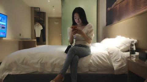 2021-7-14 小馬丶尋花深夜第二場牛仔褲長腿妹，洗完澡口交舔屌騎坐套弄，扶著屁股後入撞擊，套子多操壞持續打樁