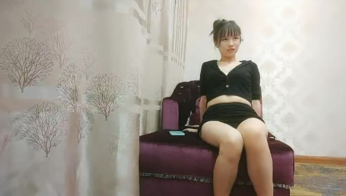 山雞足療美女會所撩妹2500元搞掂個還挺騷的白嫩蘿莉型美女技師酒店開房