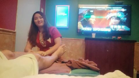 偉哥足療洗浴會所撩妹顏值不錯的女技師酒店開房過節了逼也漲價了3500才拿下