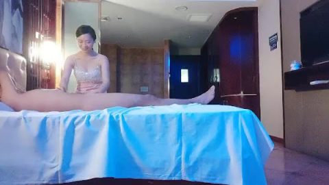 2021-7-18 山雞歲月極品美臀女技師，長相甜美按摩調情，脫下黑絲手指摸穴，翹起雙腿舔逼，翹屁股後入套子掉了內射