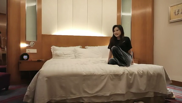 2021-7-4 小寶尋花極品顏值甜美大圈外圍妹子，舌吻互摸調情迫不及待解開褲子，性感睡衣露出奶子側入抽出，騎乘猛操晃動奶子