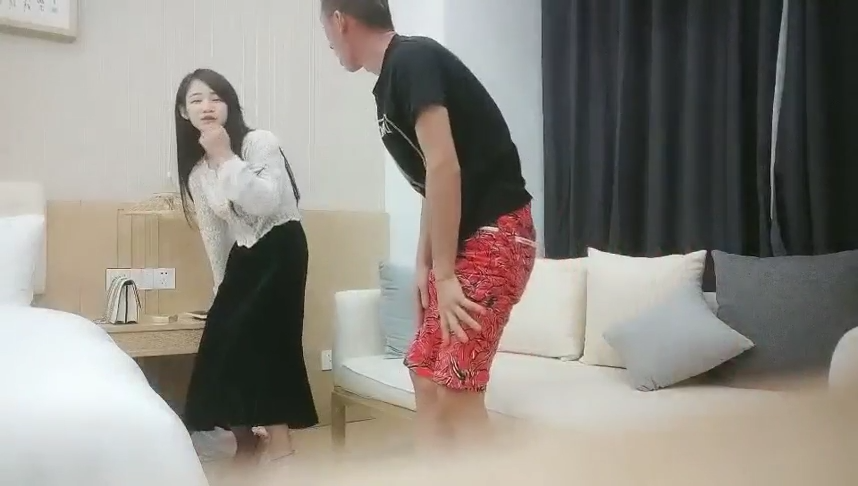 2021.10.4【利哥探花】探花界打樁機 高端外圍女神場 175cm平面模特 黑絲情趣誘惑 狂插浪叫呻吟給力
