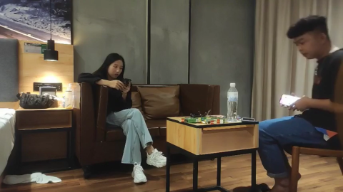 2021-10-14 加錢哥網約極品大長腿外圍妹，坐在身上各種內褲揉穴，抱起來操超近距離拍攝，側入騎乘激情大戰