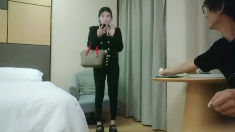 2021-10-15 大吉大利探花大長腿外圍妹，黑絲大屁股翹著口交，近距離視角拍攝，騎在身上往下猛坐
