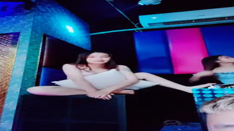 2021.11.10，淫亂盛宴，【海外KTV】，清一色18、19的嫩妹，燈紅酒綠，勁歌熱舞，三女一男肆意啪啪，帝王級的享受