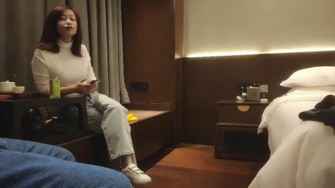 2021-11-9 中國人不騙中國人約人妻風騷輕熟女，撩起衣服舌吻摸奶，揉穴調情搞得想要，騎乘抽插大力猛操