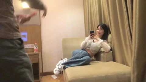 小伙网约170CM高端外围美女兔女郎情趣装装扮，黑丝高跟鞋顶级美腿，双腿肩上扛抽插猛操，站立后入狂顶
