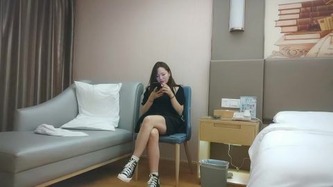 浪利戰神深夜場外圍黑裙小少婦，要求穿上情趣裝黑絲襪，深喉口交一頓舔活不錯，正入抽插打樁猛，猛操1080P高清