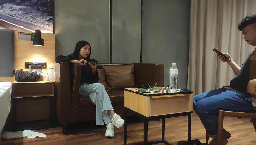 加錢哥網約極品大長腿外圍妹，坐在身上各種內褲揉穴，抱起來操超近距離拍攝，側入騎乘抽插，激情大戰1080P高清