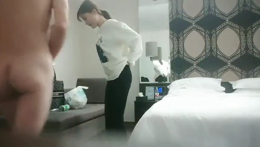 2021-11-20 利利堅辛苦高品質探花，搞得太猛妹子被操哭，大奶顏值美女返場，往死裡爆插小穴，受不了只能口爆