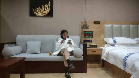 2021.11.4，【鄉村尋花】，難得一見，極品小蘿莉，乖巧軟萌小仙女，舔穴摳逼玩得溜，陽痿男百般挑逗下，大展雄風狂幹