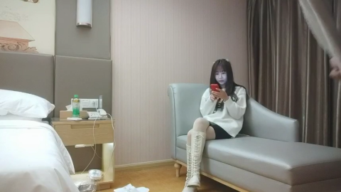2021-12-30 《用利抽插》高品質探花，深夜再約極品萌妹，扒掉衣服大奶子，騎乘爆插多毛騷穴，爽的受不了浪叫