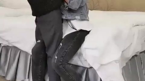 高價約操馬尾辮氣質兼職禦姐，眼鏡男迫不及待摸奶子，解開衣服按著頭插嘴，大白屁股騎乘抽插，老哥緊張了沒搞幾下就射了