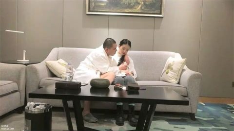 約了一個白衣修身牛仔褲美女，純純冷艷氣質摟住就親吻揉捏，脫掉衣服這情趣透視絲襪內衣馬上就猛烈操啊