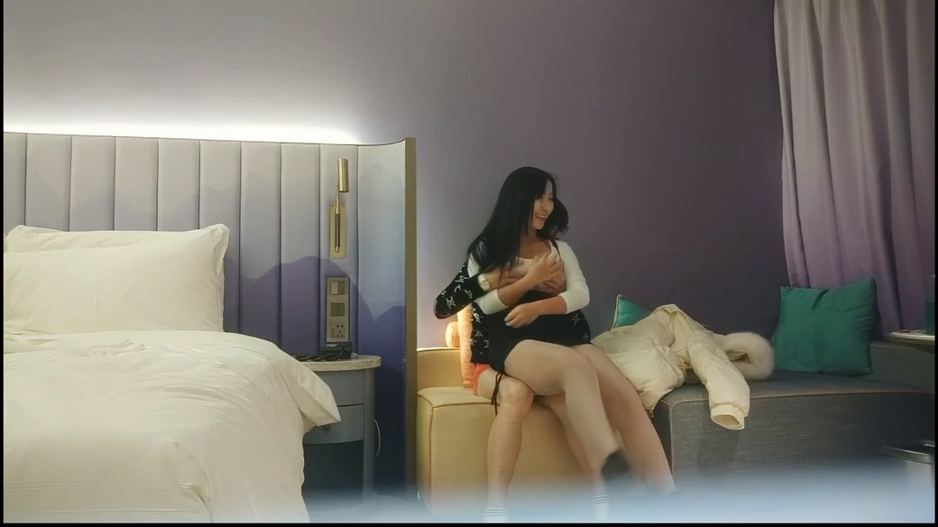 《用利抽插》丰乳肥臀大奶妹，超短裙一把抱住揉奶子，鏡頭前深喉插嘴，開檔灰絲扣穴後人爆插