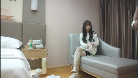 《用利抽插》高品質探花，深夜再約極品萌妹，扒掉衣服大奶子，騎乘爆插多毛騷穴，爽的受不了浪叫