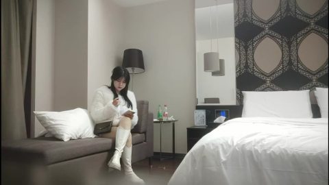 《用利抽插》時尚G奶肉感美女，掏出奶子就要吸，人肉打樁機爆插，搞得妹子太爽4-5次高潮，翹起屁股後入