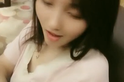 還在讀大學的極品甜美清純妹子 奶子剛發育好 被校園網貸高利貸所逼 只能下海掙錢還債 極品粉逼緊B 被三十多歲的大叔狠操