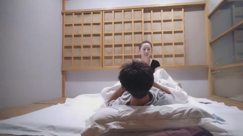 【AI高清2K修復】2021.10.6，【小凡足療探花】，顏值不錯的俏麗小少婦，苗條溫柔，花式啪啪，圓潤翹臀女上位各種姿勢玩的溜