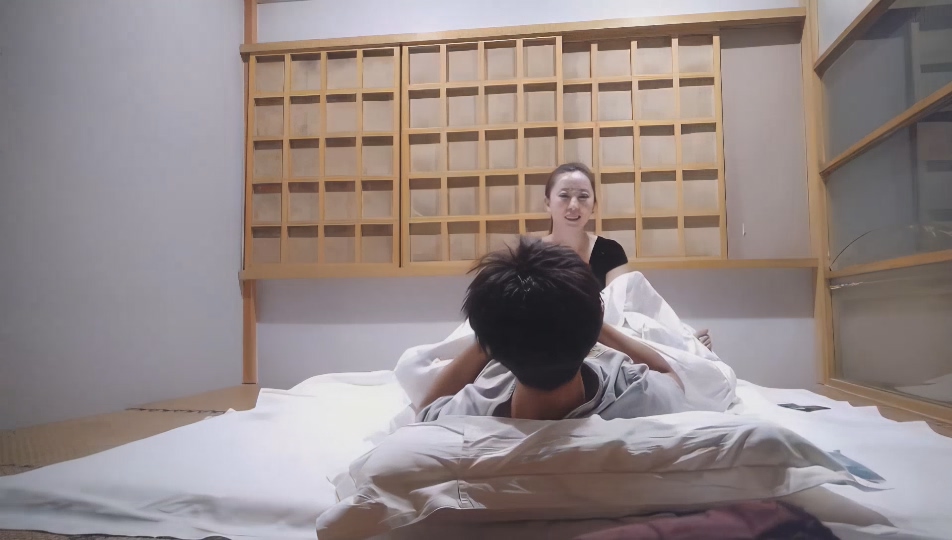 【AI高清2K修復】2021.10.6，【小凡足療探花】，顏值不錯的俏麗小少婦，苗條溫柔，花式啪啪，圓潤翹臀女上位各種姿勢玩的溜