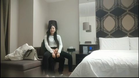 《用利抽插》極品白衣外圍女神，美腿黑絲口屌摸穴，騷的很一直喊爸爸，人肉打樁機，逼多要操爛了