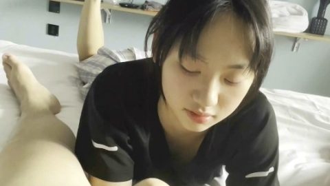 PUA大神網撩的藝校清純高顏小美女沒有性經驗開房教她如何啪啪啪怎樣口交怎樣擼最後搞的嫩妹哭腔呻吟J8都聽硬了