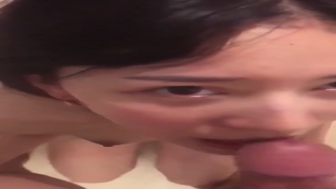 顏射 吃進去不要咽 然後吐出來 知道嗎 知道 高顏值大眼睛美眉真乖巧 被射了個滿臉花 刺激