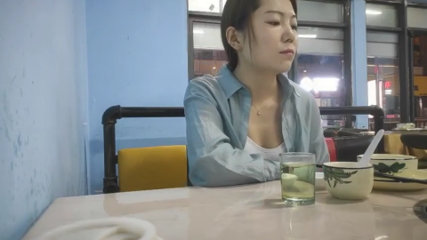 2022-4-4【胖子工作室】再約良家珠寶女，吃完飯帶回酒店操逼，推到強吻扒掉褲子，扛起腿就是爆操，仙丹加持很猛