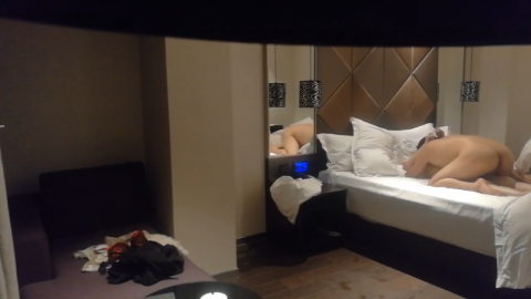 良家淫水多一邊看AV一邊搞