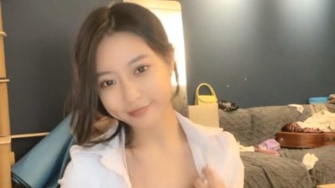 女神來襲初次下海直播，全程露臉聲音嗲嗲的很會誘惑狼友，可鹽可甜可風騷，完美好身材性感的逼逼自慰呻吟