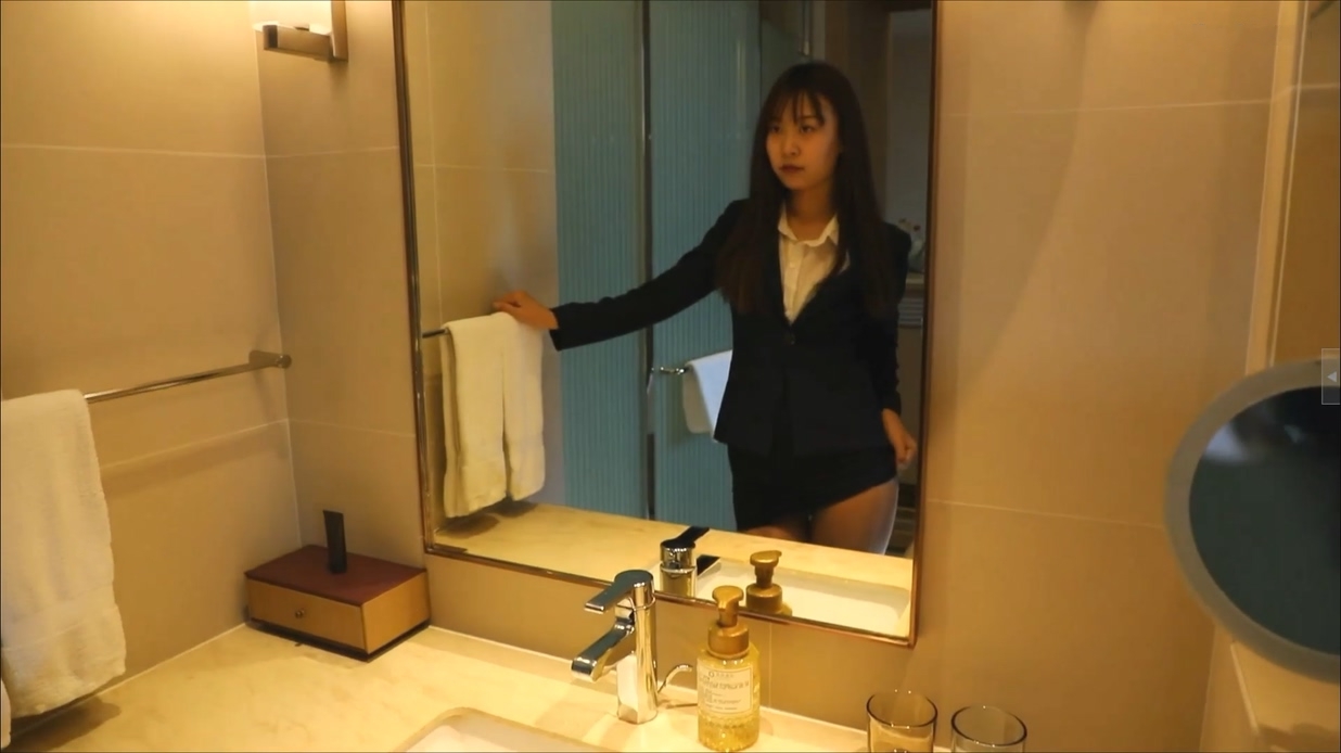 《重磅模特私拍洩密》學院派系列 極品長腿氣質女模私拍~各種透明絲襪制服~重頭戲在最後足交摳逼道具B形不錯就是有點黑