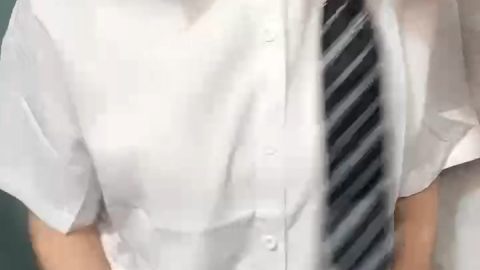萌萌小嫩妹站在鏡頭前讓小哥調教，聽狼友指揮互動，扒光揉奶玩逼刺激菊花，乖巧聽話床邊激情爆草呻吟可射