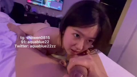 男：撐起來，側著也不錯，舔我雞巴，你叫春我聽聽 ❤️❤️ 女：但是我這邊胸比較大，叫什麼啊？我不想叫呀，精液好苦啊