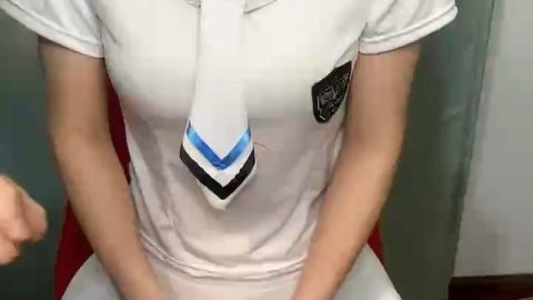萌萌小嫩妹讓小哥在鏡頭前調教，制服誘惑淫聲盪語扒光了揉捏騷奶子玩弄，床邊抗腿爆草無套抽插搞的像破處