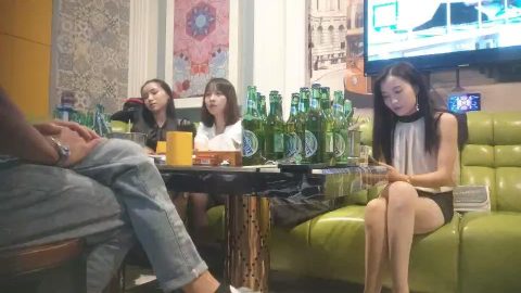 精彩絕倫群P名場面，3男3女大亂交，後入操逼前面插嘴，交換輪番上陣