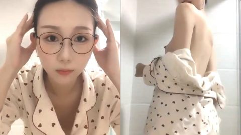 露臉才是王道！東北甜美眼鏡姑娘【田靜怡】與男友視頻通話洗澡給他看發騷自摸挑逗蜜桃臀真頂