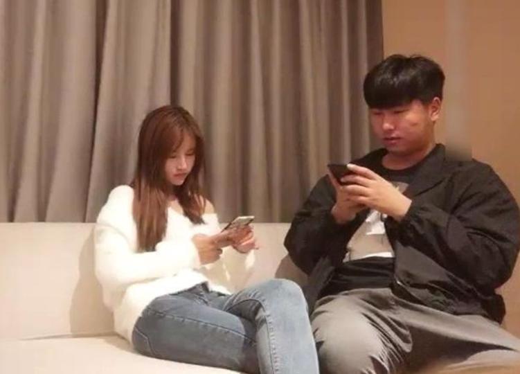 約會白衣牛仔褲小姐姐 甜美溫柔還這麼纏人真是銷魂好味道，口交親吻盡情品嚐 大長腿騎在雞巴上馳騁吟叫