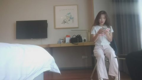 探花大神老王週末酒店約炮 陌陌約到的附近美甲店漂亮女技師模特身材逼逼粉嫩
