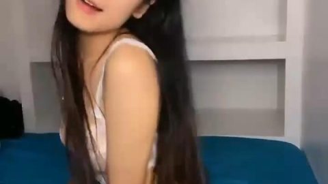 紅邊黑絲眼鏡美眉 漂不漂亮 好看嗎 看著清純特別騷 被男友上來就無套猛懟 射太快 口爆