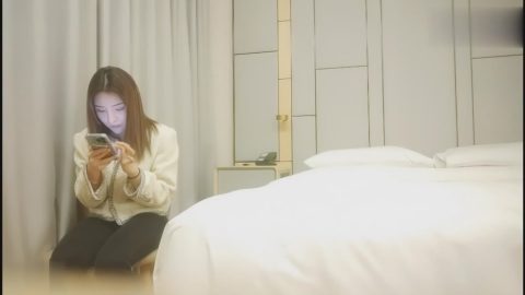 探花老司機眼鏡哥酒店約炮 大奶兼職妹子，在床上掰穴揉搓深喉口交後騎乘猛操看妹子表情有點吃不消