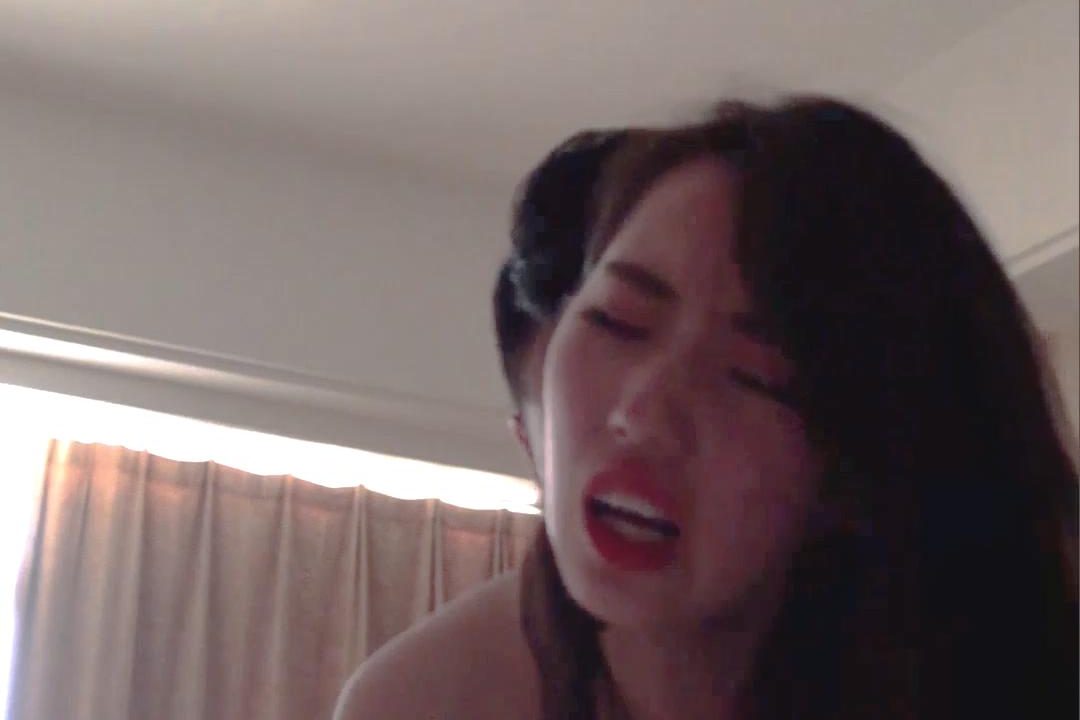 女神顏值紅唇大波浪美女被猥瑣男炮友插屁眼反抗嚎叫