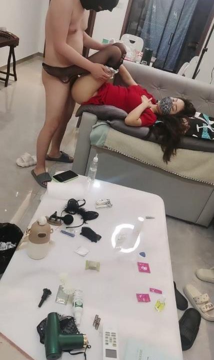 專業紅衣妹子視角，退下黑絲和內褲，掰穴露出黑鮑魚，沙發床上操逼