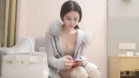 約會女神級年輕車模小姐姐 清純粉嫩嫩 低胸包臀裙，脫掉衣服後身材真好 前凸後翹奶子精緻啪啪狠狠抽送