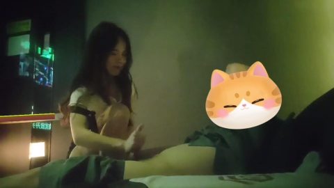 會所足浴點了一個年輕的妹妹 ❤️ 半套，想摸摸她咪咪，竟然讓我別摸，我去你都摸我雞巴了~