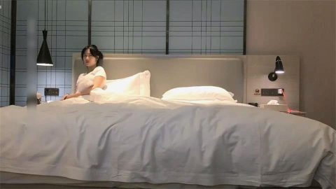 女神小姐姐青春迷人 緊身白衣T恤純純氣質坐在酒店床上看的雞巴硬邦邦用力插入啪啪狠狠撞擊呻吟銷魂