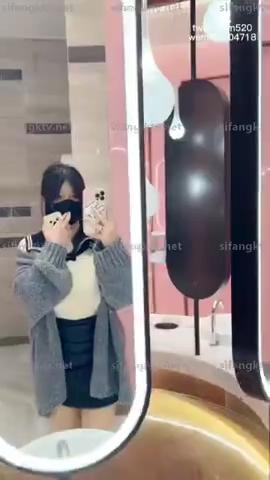 【巨乳肥臀白虎穴】溫柔妹妹『九兒』wrmm520巨乳高價定製《記錄第一次約炮》各種被蹂躪 棒棒糖插逼 商場開檔絲襪露出0(1)