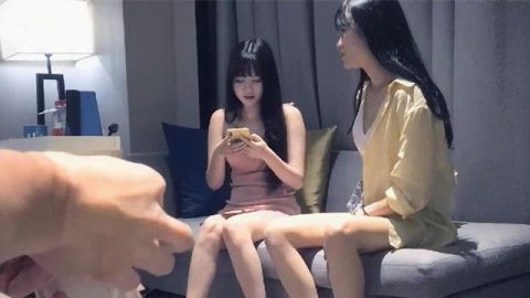 好讓人羨慕啊 約兩個年輕好身材嫩妹到酒店雙飛 短裙緊身裹胸 性感白嫩大長腿 啪啪抽插狠狠撞擊好爽